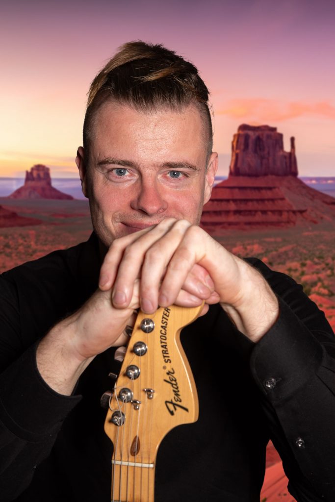 Janusz - Lead-Gitarrist der Country- und Western-Band *MOST WANTED!* aus den Harburger Bergen.